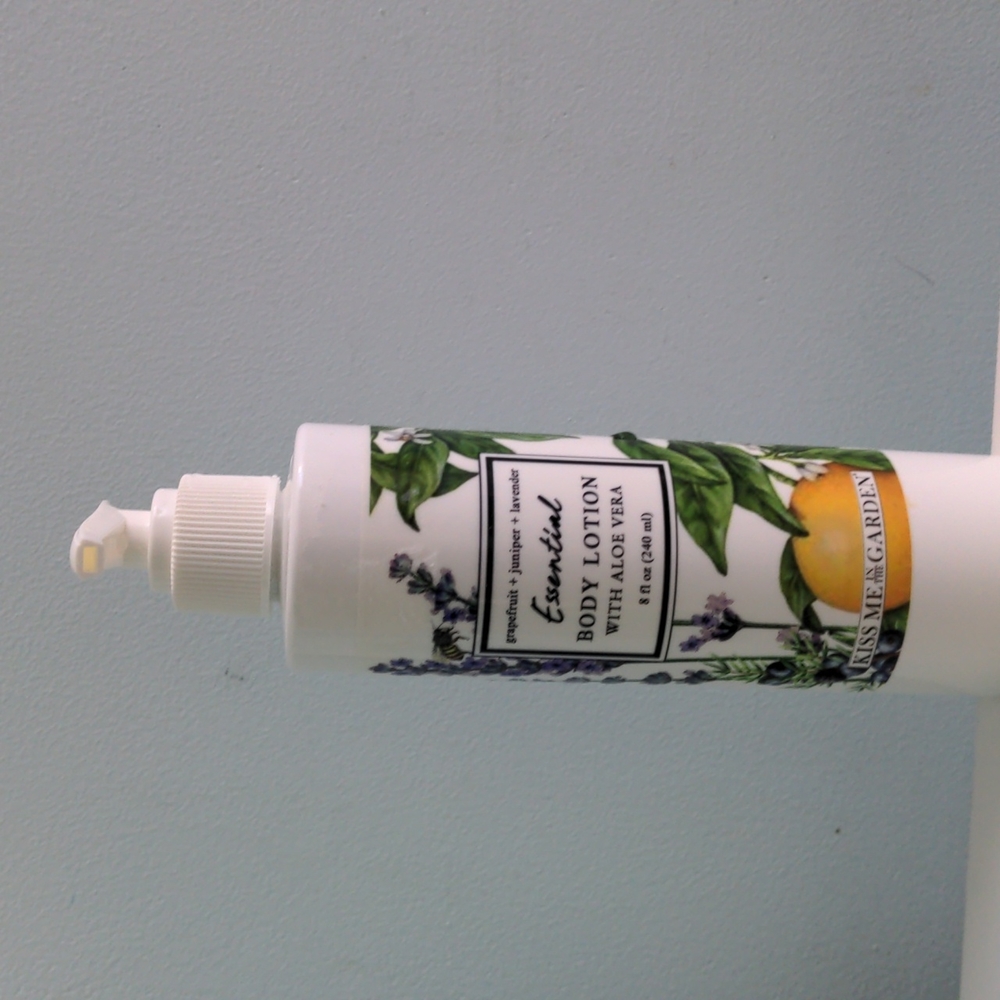Kiss Me in the Garden Grapefruit Juniper Lavender 8oz Body Lotion